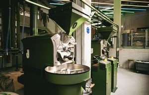 Mehrere grüne W15-Röster in einer Fabrik