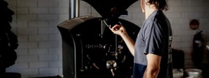 Person, die einen Giesen-Röster der Serie W6 verwendet